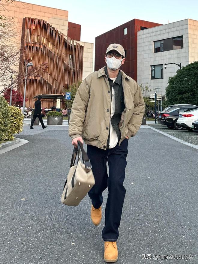 威尼斯网址等我老了毫不背“腰包”！学上海汉子背这3种包包洋气又初级(图9)