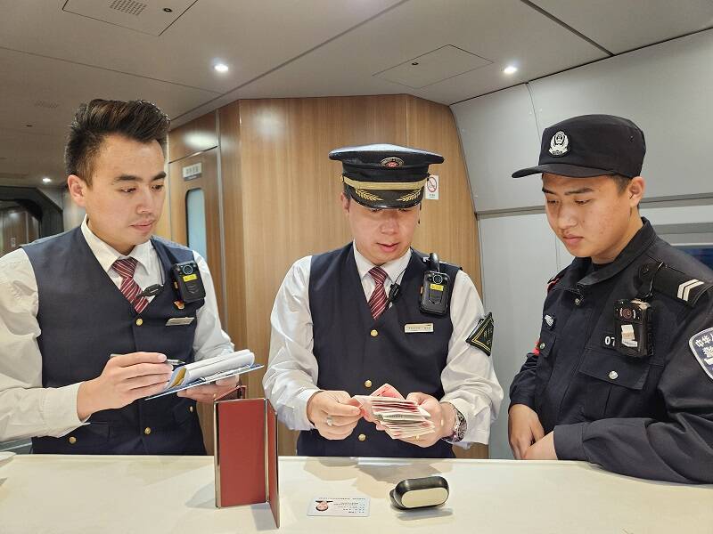 威尼斯wns.8885556游客丢失行李箱 列车事情职员“暖心”寻回(图1)
