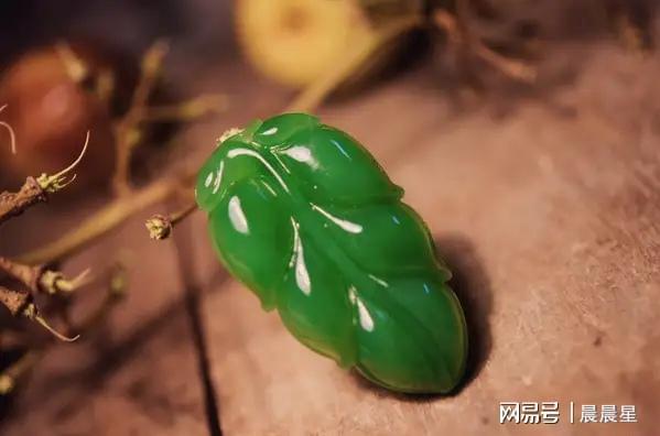 澳门威尼斯人女子旅游返来捡到宝他老婆诘责：你行李箱里怎样有八个金手镯(图1)